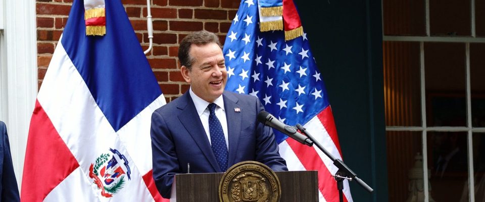 El canciller dominicano habla en un podio frente a las banderas de República Dominicana y Estados Unidos
